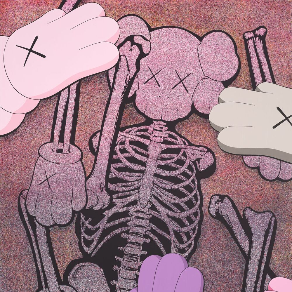 Squelette rose du Companion de KAWS démonté, entouré de mains de cartoon qui trient ses os, pochette de Let God Sort Em Out
